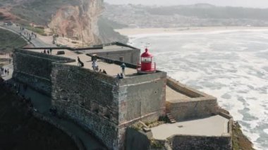 Dev dalgalı ünlü sahil manzarası