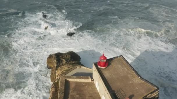 Vista aérea da inspiradora costa oceânica com um marco icônico na borda — Vídeo de Stock