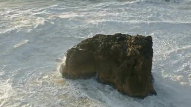 Büyük gelgit, Atlantik bölgesinde bir kaya oluşumuna çarpıyor.