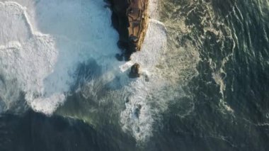 Atlantik Okyanusu 'ndaki bir uçurumun hava görüntüleri.