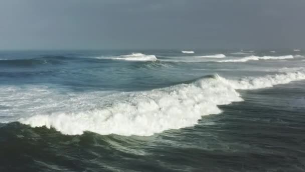 无边无际的大西洋，蓝天分明 — 图库视频影像