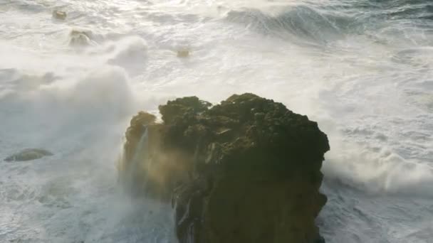 Vue aérienne de la mer orageuse avec le soleil reflétant dans les vagues — Video