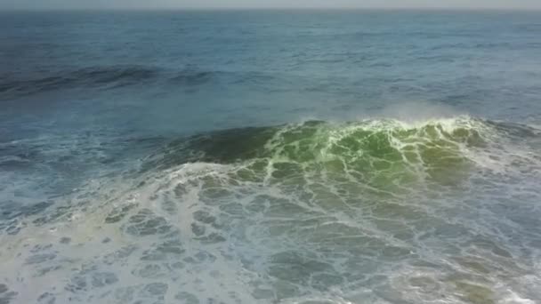 Légi felvétel zöldes hullámokról, ahogy Portugália partjai felé csapódnak. — Stock videók
