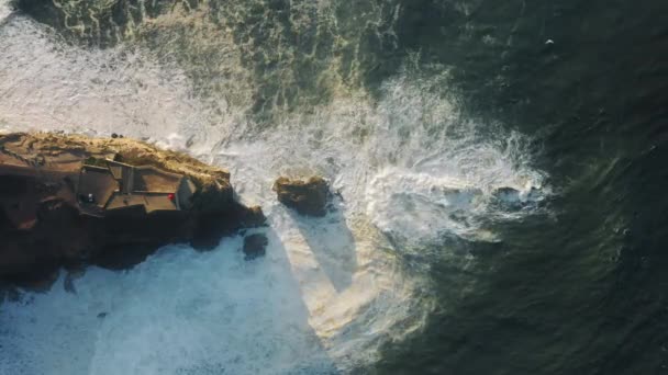 Paisaje del acantilado empinado con un edificio del faro visto desde la parte superior — Vídeos de Stock