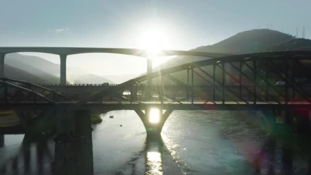 Douro folyó feletti hídon lovagló autók a völgyben, Peso da Regua, Portugália — Stock videók