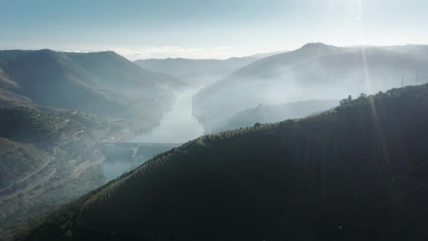 Sabah ışığında Hilly dağları, Peso da Regua, Vila Real, Portekiz, Avrupa — Stok video