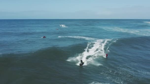 Képzett szörfös siklik le a meredek falon a dagály, mint fentről látható — Stock videók
