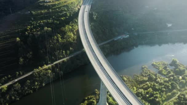 Auto 's rijden op de brug weg in Peso da Regua, Vila Real, Portugal, Europa — Stockvideo