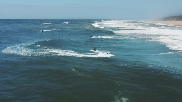 Dünyanın en büyük dalgaları içindeki jet-ski sürücülerinin hava görüntüleri. — Stok video