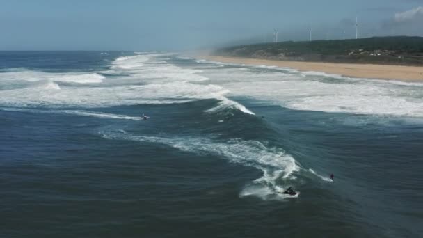 Hermoso paisaje de grandes mareas oceánicas rompiendo cerca de la costa de Nazare — Vídeos de Stock