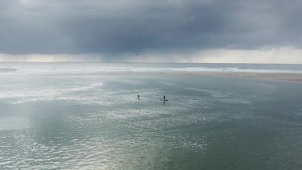 Persone che remano in una laguna con cieli nebbiosi sullo sfondo — Video Stock