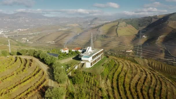 Villa de lujo situada en la colina de las montañas, Peso da Regua, Vila Real, Portugal — Vídeo de stock