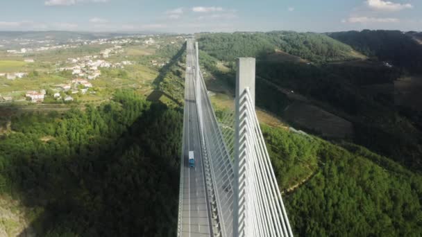 Σύγχρονη Vila Real Bridge στο ορεινό τοπίο, Πορτογαλία, Ευρώπη — Αρχείο Βίντεο