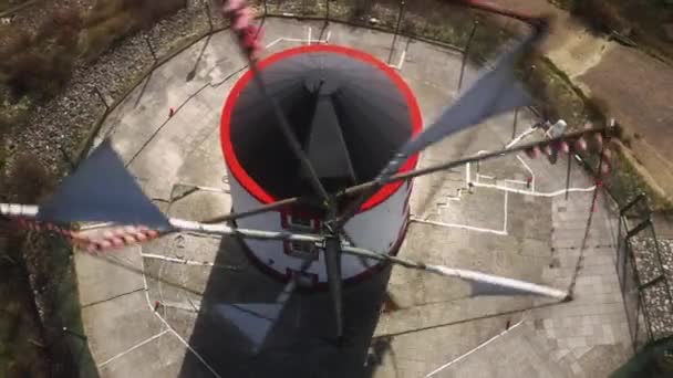 Imágenes aéreas del molino de viento en funcionamiento dentro de la granja en el campo — Vídeos de Stock