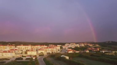 Geleneksel mimarisi olan kıyı köyünün üzerinde resim gibi bir siluet.
