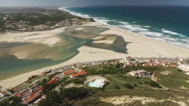 Etrafı el değmemiş yeşil çayırlarla çevrili güzel bir göl.