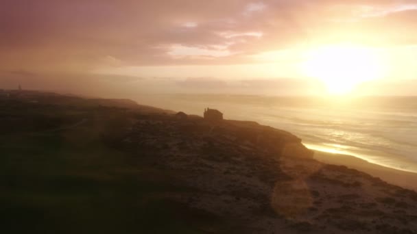 Drohnenaufnahme eines wunderschönen Sonnenuntergangs über der malerischen Küstenregion — Stockvideo