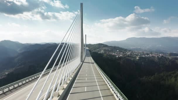 Carros que conduzem na estrada de Vila Real Bridge, Portugal, Europa — Vídeo de Stock