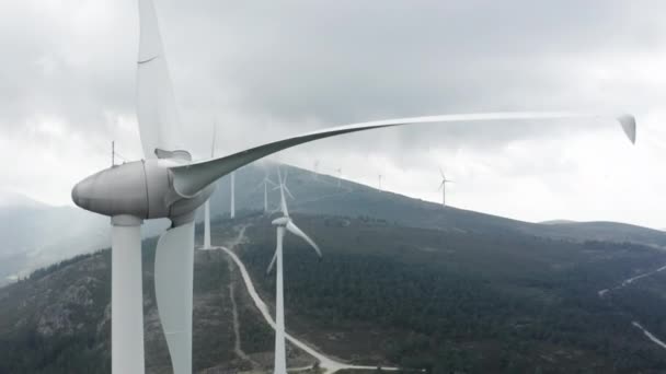 Windmühlen, die Strom erzeugen. Nahaufnahme Propeller von Windkraftanlagen — Stockvideo