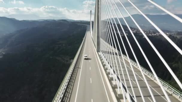 在葡萄牙Vila Real Bridge快速行驶的汽车 — 图库视频影像