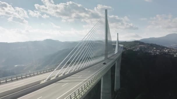 Paisagem montanhosa com a moderna Ponte Vila Real, Portugal, Europa — Vídeo de Stock
