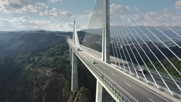 Autos movendo-se na Ponte Vila Real cruzaram o rio Corgo nas montanhas, Portugal — Vídeo de Stock