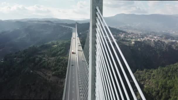 Voertuigen op Vila Real Bridge over Corgo rivier, Portugal, Europa — Stockvideo