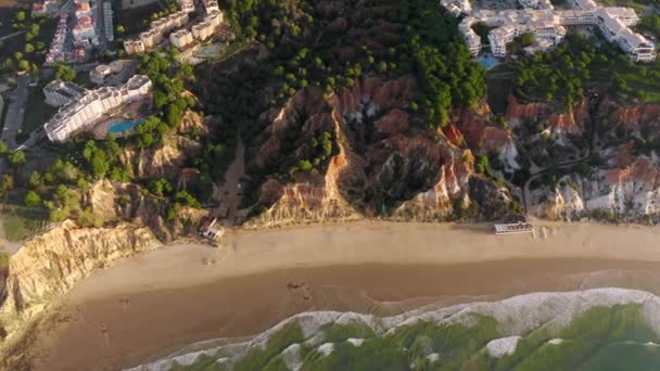 Drone záběry ráje plážové letovisko při západu slunce — Stock video