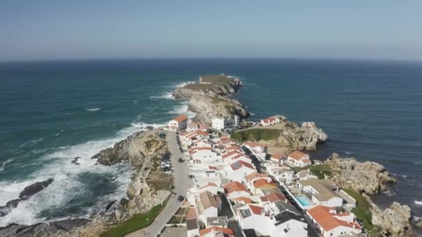 Oceanfront stad på stranden, tvättad med mäktiga Atlanten — Stockvideo