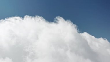 Güneşli bir günde mavi gökyüzünde akan bulutlar. Havada hareket eden doğal bulut oluşumu