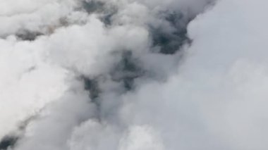 Stratosferde yağmur bulutları oluşuyor. Gökyüzünde hareket eden beyaz bulut