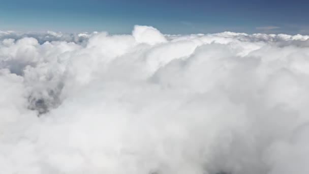 Grande formação de nuvens no céu azul. Vista aérea de nuvens brancas no dia ensolarado — Vídeo de Stock