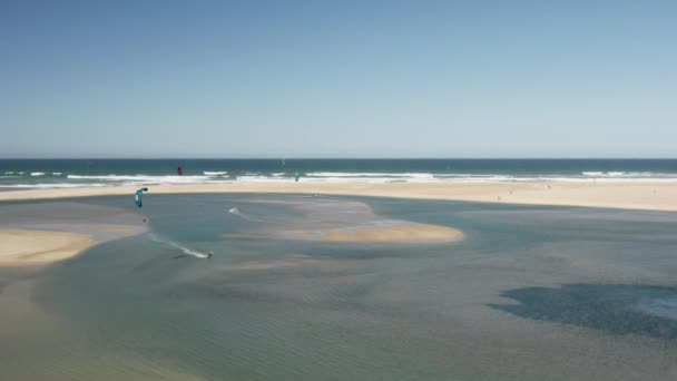 Maritiem strand omgeven door open oceaan — Stockvideo