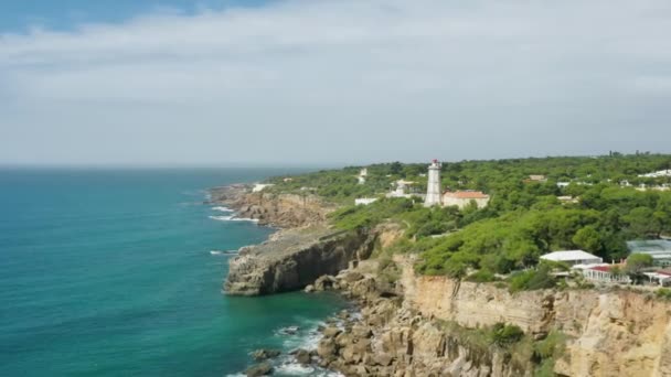 Vuurtoren gelegen op kliffen bij Cascais, Portugal, Europa — Stockvideo