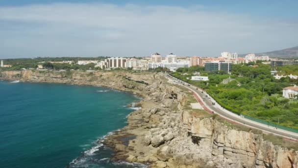 Motorväg korsning längs klippiga kusten i Cascais stad, Portugal, Europa — Stockvideo