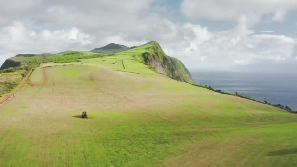 Filmato drone di un pascolo costiero con un trattore — Video Stock