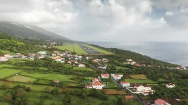 Atlantik Okyanusu kıyısındaki bir sahil kasabasının insansız hava aracı görüntüleri.