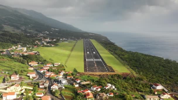 Imágenes del dron de la pista en el borde de una costa — Vídeo de stock