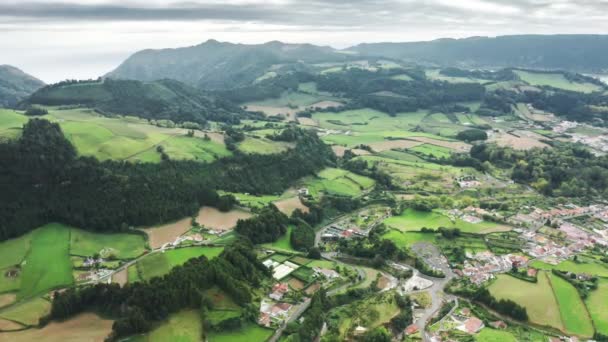 Dampfende geothermische Pools und Geysire von oben gesehen — Stockvideo