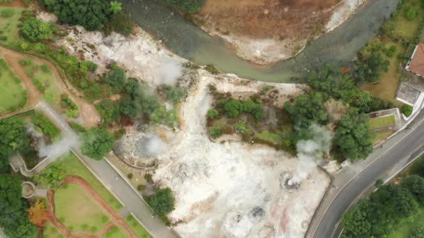 Vista aérea de las instalaciones de aguas termales en la costa volcánica — Vídeos de Stock