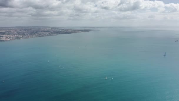 Jachtok vitorlázás nyílt Atlanti-óceán partján Cascais város, Portugália, Európa — Stock videók