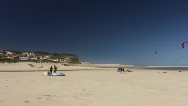 Kitesurfing desztináció sekély vizekkel és homokos stranddal — Stock videók