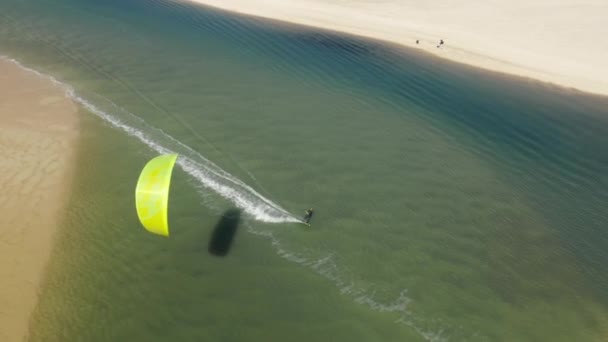 Windiges Wetter treibt Kitesurfer an die Küste — Stockvideo