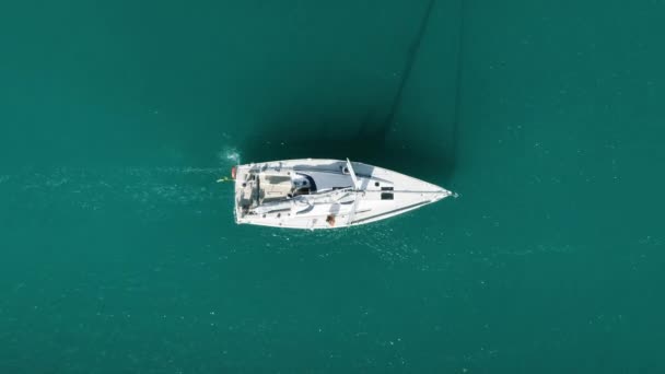 Yacht di lusso a vela nell'oceano Atlantico, Cascais, Portogallo, Europa — Video Stock