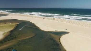 Geniş kumlu alanda sörfçülerin hava görüntüleri
