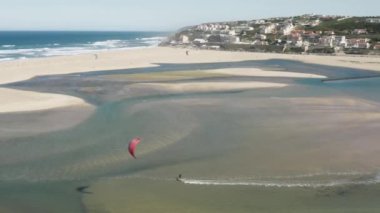 Sakin iç sulardaki uçurtmacıların havadan görünüşü