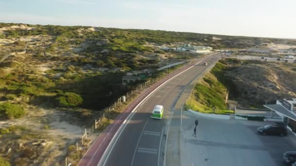 Bilar rör sig på motorvägen genom Cascais stad, Portugal, Europa — Stockvideo