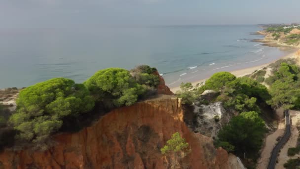 Encantadora, baía isolada cercada por penhascos rochosos — Vídeo de Stock