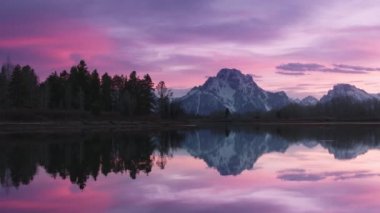Grand Teton Ulusal Parkı 'nda manzara gün batımı. Sinematik pembe ve mor bulutlu gökyüzü