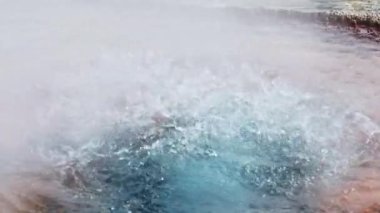 Yellowstone Ulusal Park Yanardağı 4K 'daki aktif sıcak gayzerin yavaş çekimi